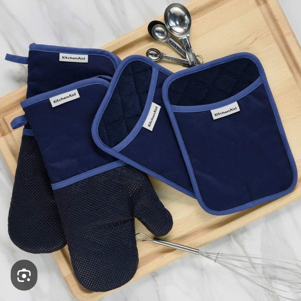 NEW.. Kitchenaid 4-piece Silicone Kitchen Set.. 2 Oven Mitts And 2 Pot Holders..